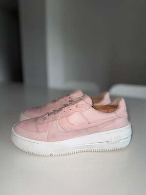 Nike Women's Air Force 1 PLT.AF.ORM Pink Oxford Sneakers DJ9946-602
